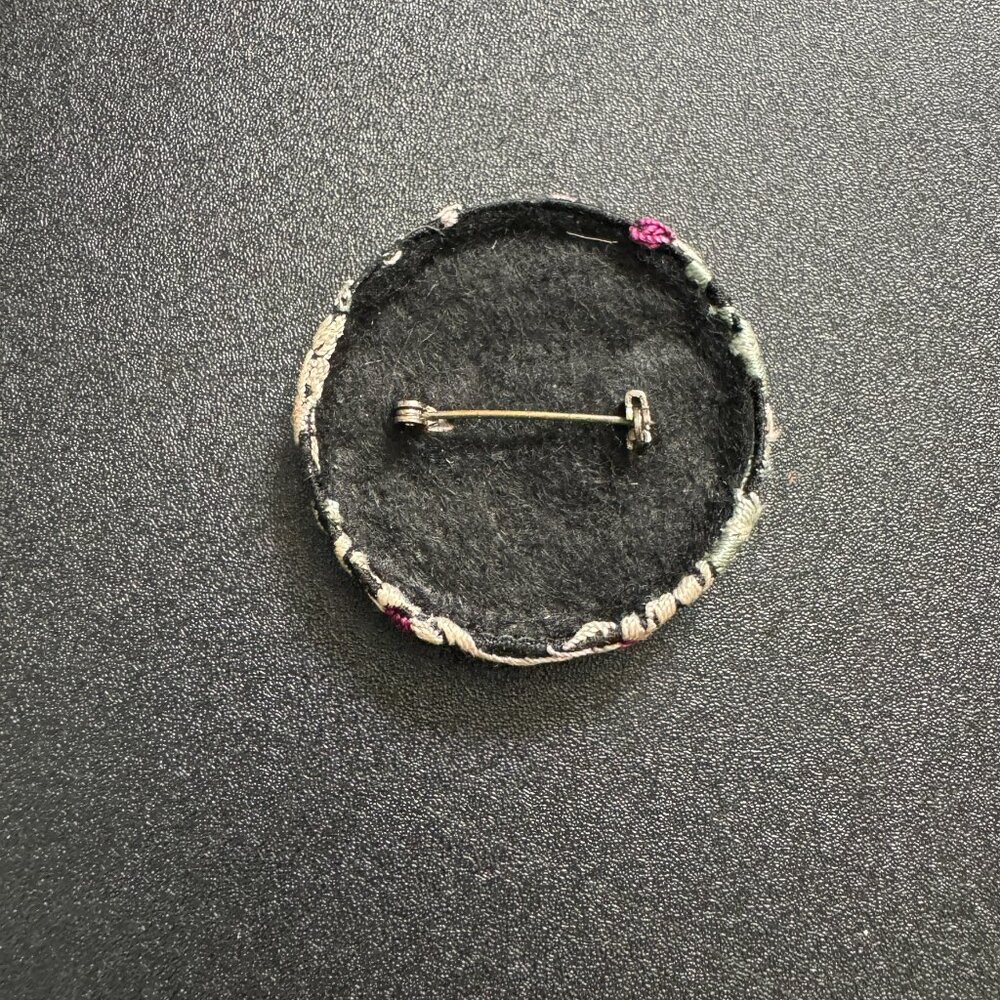 Embroidered floral brooch - Picture 3 of 3